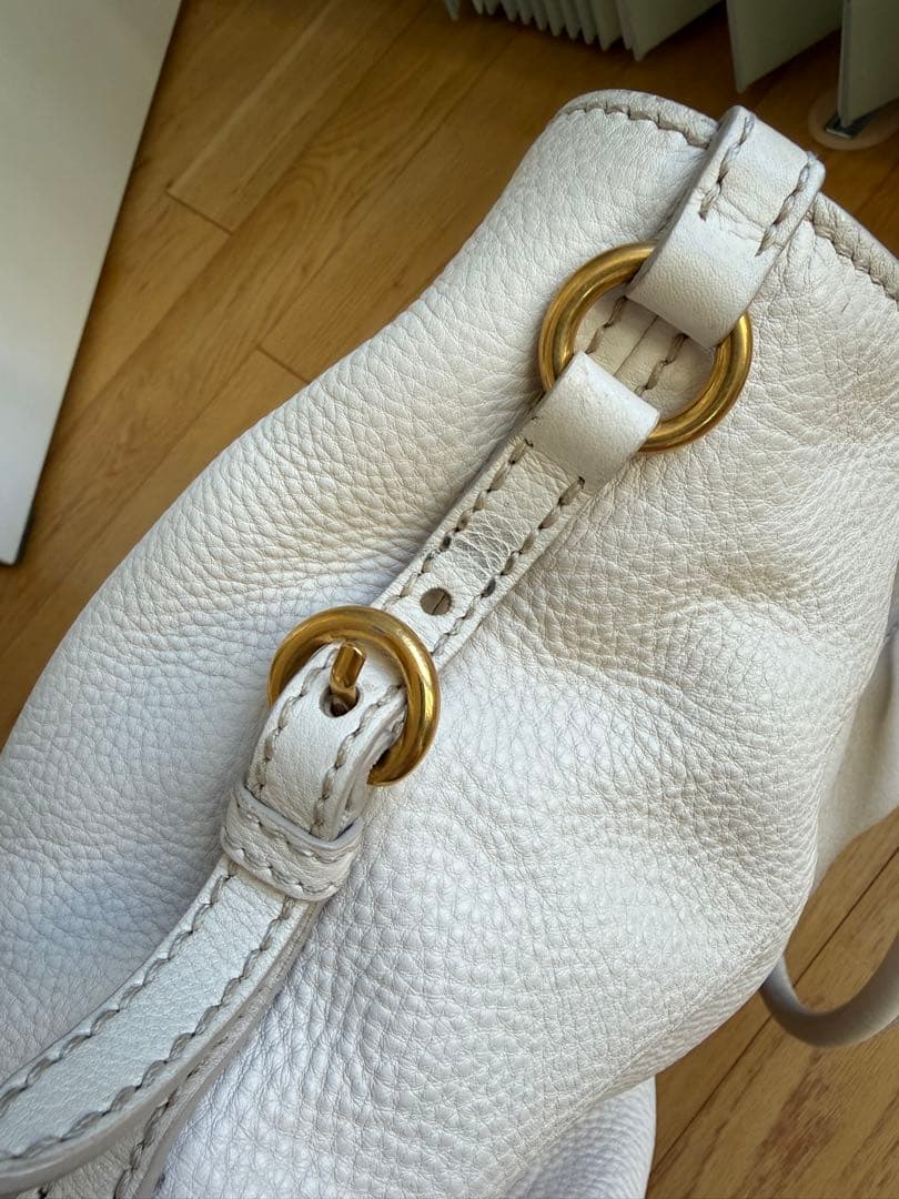 miu miu ホワイトレザー トートバッグ