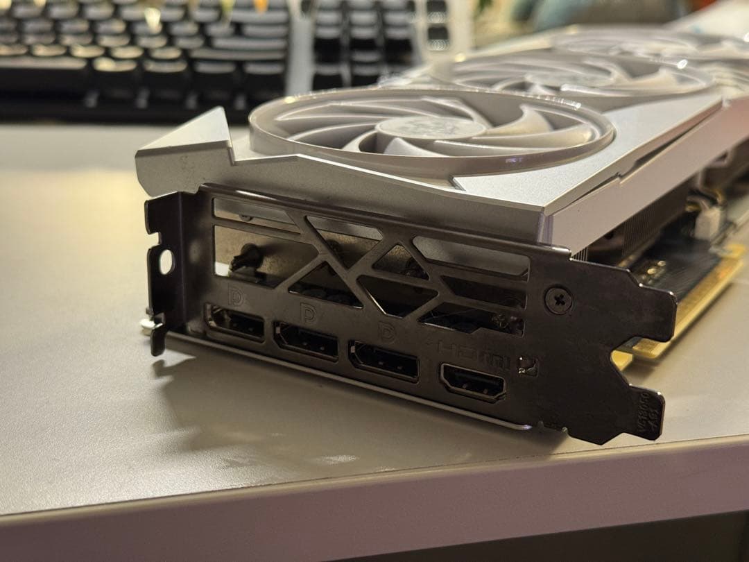 MSI GeForce RTX 4070 Ti Super ホワイト