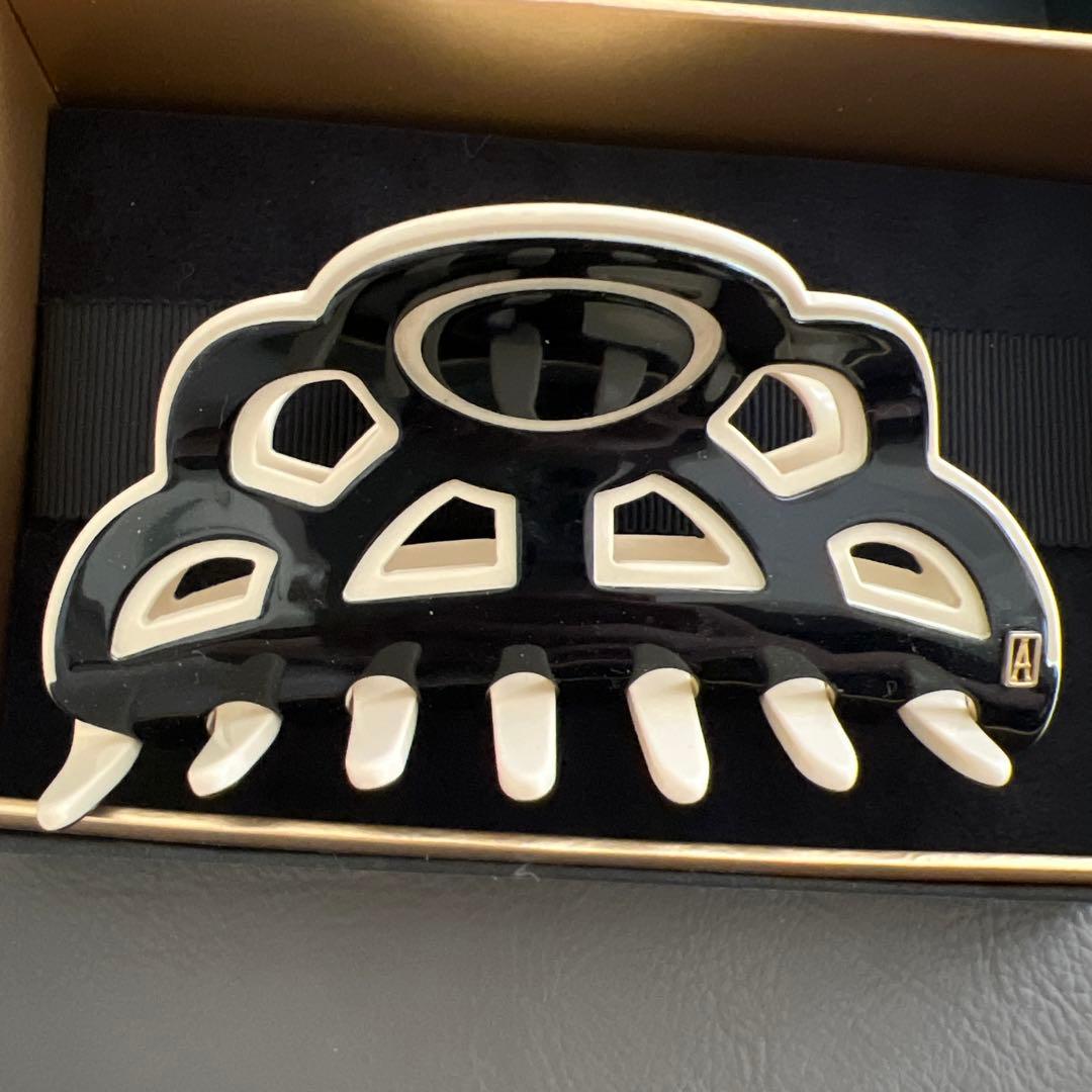 ALEXANDRE DE PARIS ヘアクリップ 黒と白