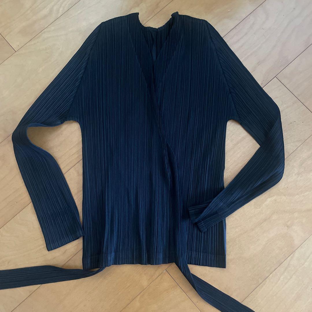 イッセイミヤケ　黒のトップス