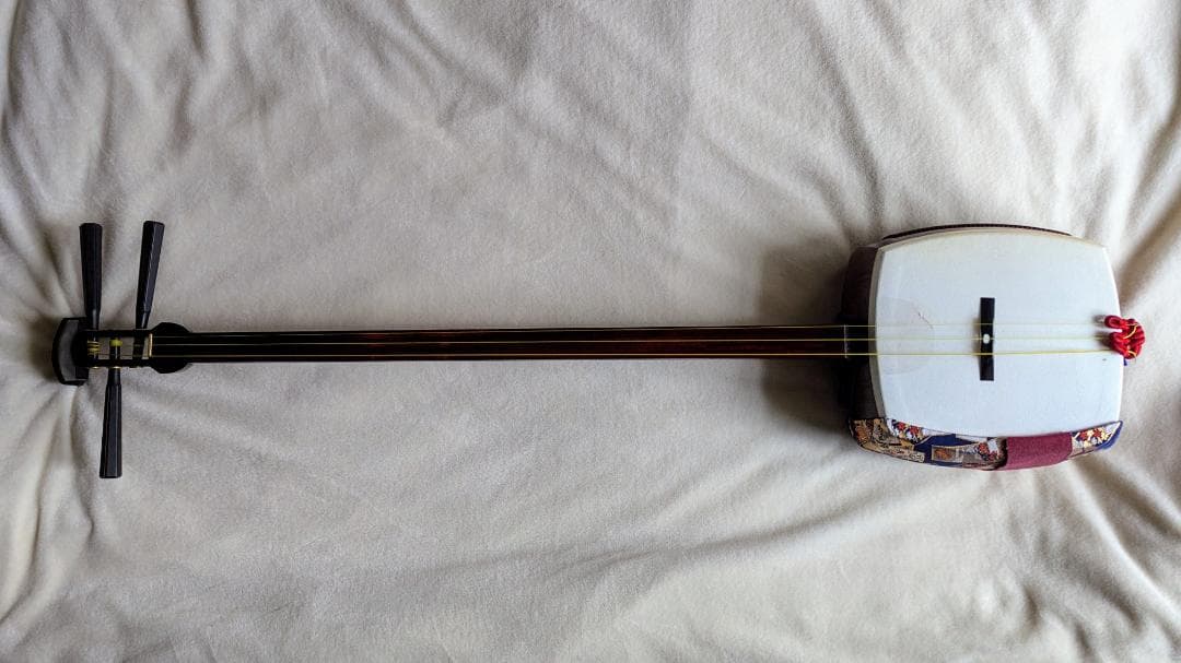 高品質の三味線と付属品