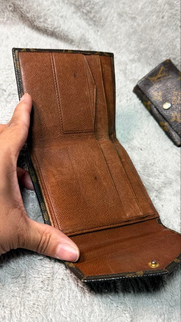 Louis Vuitton モノグラム キーホルダーと財布の2点セット。