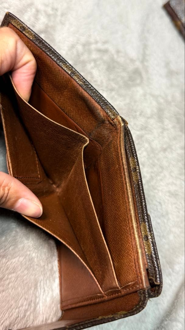 Louis Vuitton モノグラム キーホルダーと財布の2点セット。