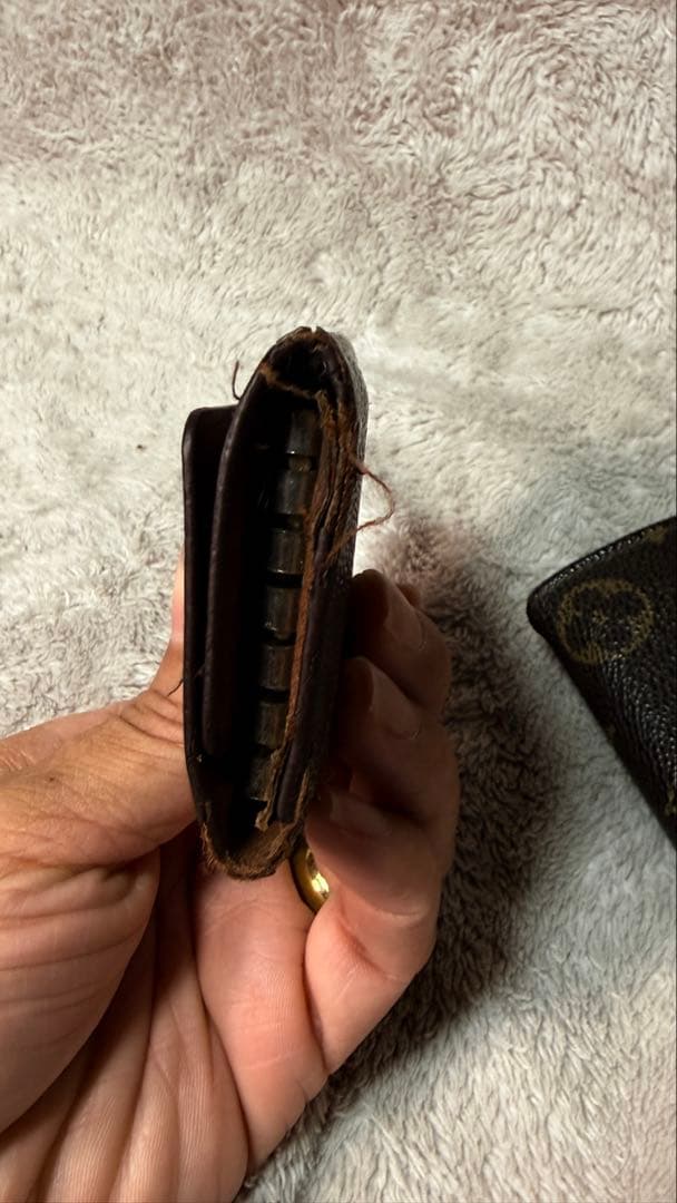 Louis Vuitton モノグラム キーホルダーと財布の2点セット。