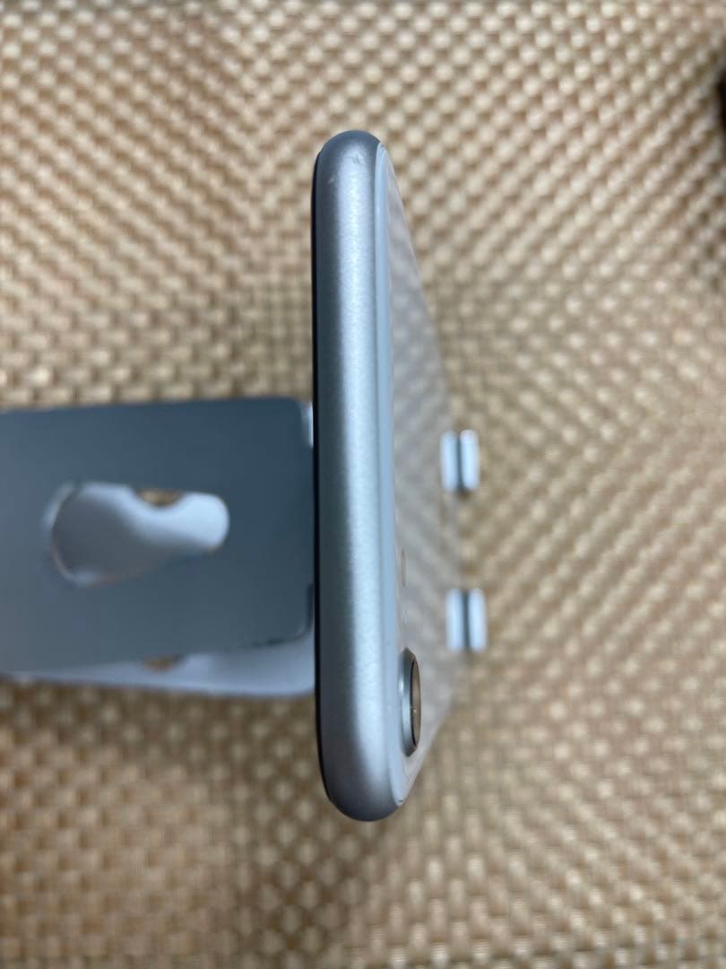 iPhone SE第3世代 64 GBスターライトSIMフリー【3396】