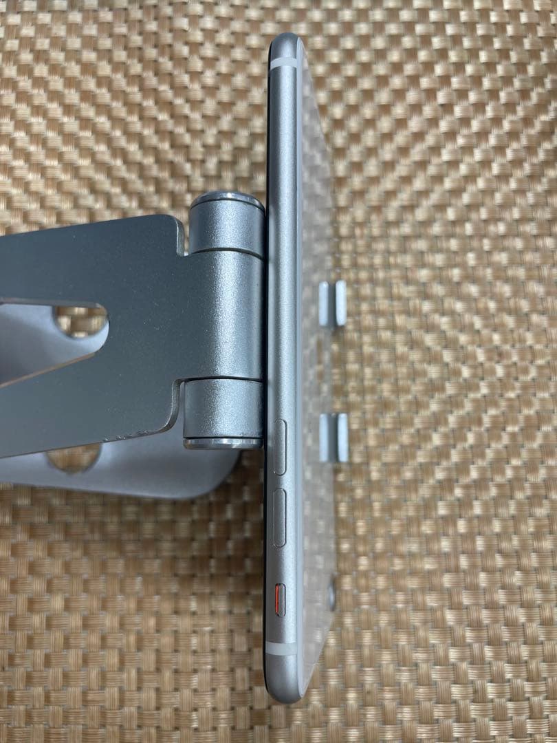 iPhone SE第3世代 64 GBスターライトSIMフリー【3396】