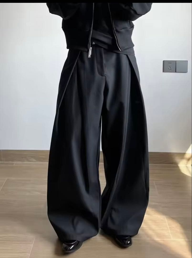 変形ワイドパンツ　フレア　スラックス　ブラック　プリーツ　ドレープ