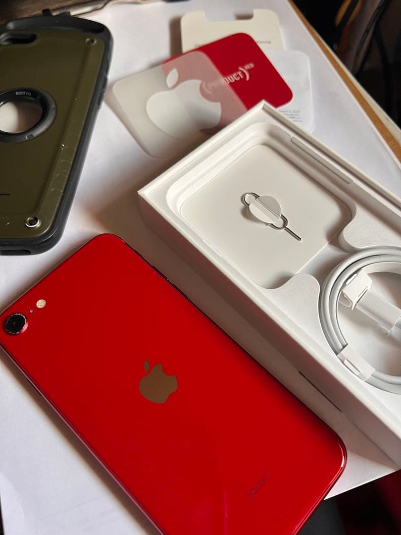 iPhone SE3 赤 root co.ケース付き バッテリー100%