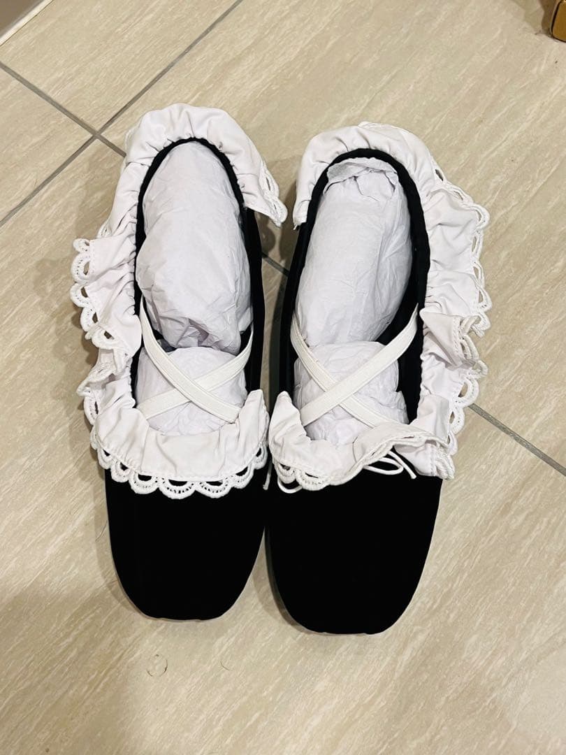 Bibiyフリル付き黒バレエシューズB. LACE BALLERINAS