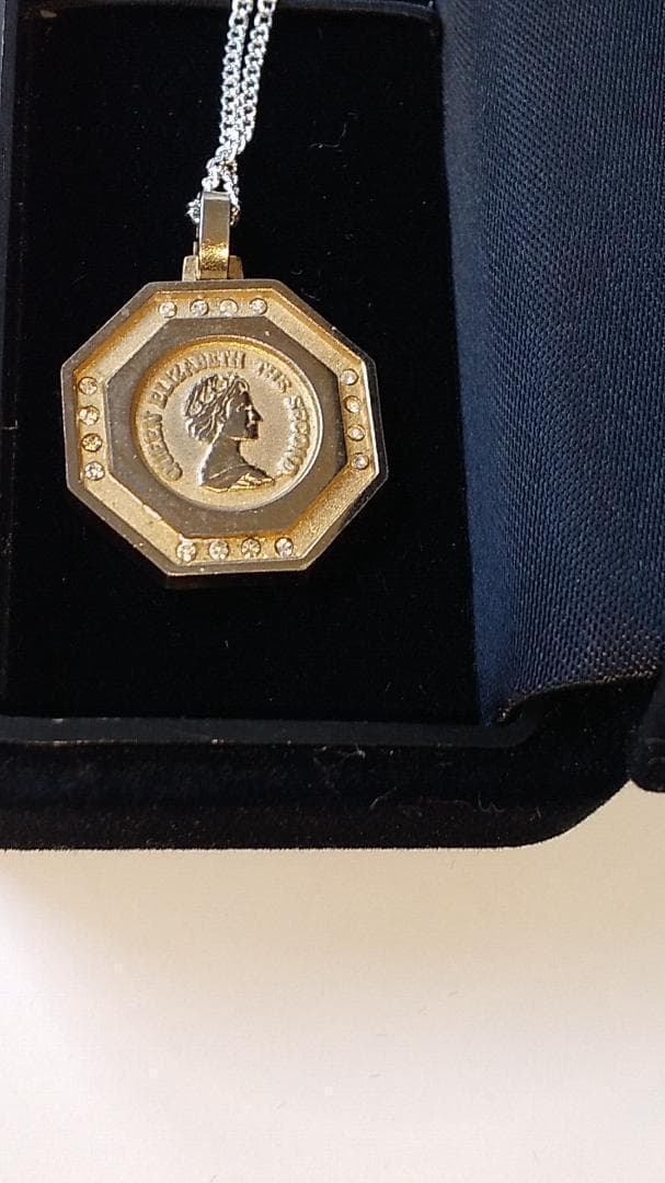 エリザベス2世 ペンダントトップ ネックレス 幸運を呼ぶ八角形 美品 です。