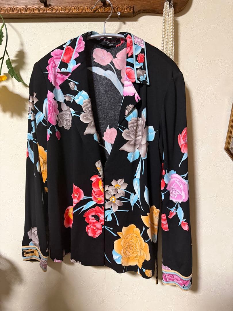 レオナール　黒地に花柄　美しい羽織ジャケット　カーディガン　Mサイズ