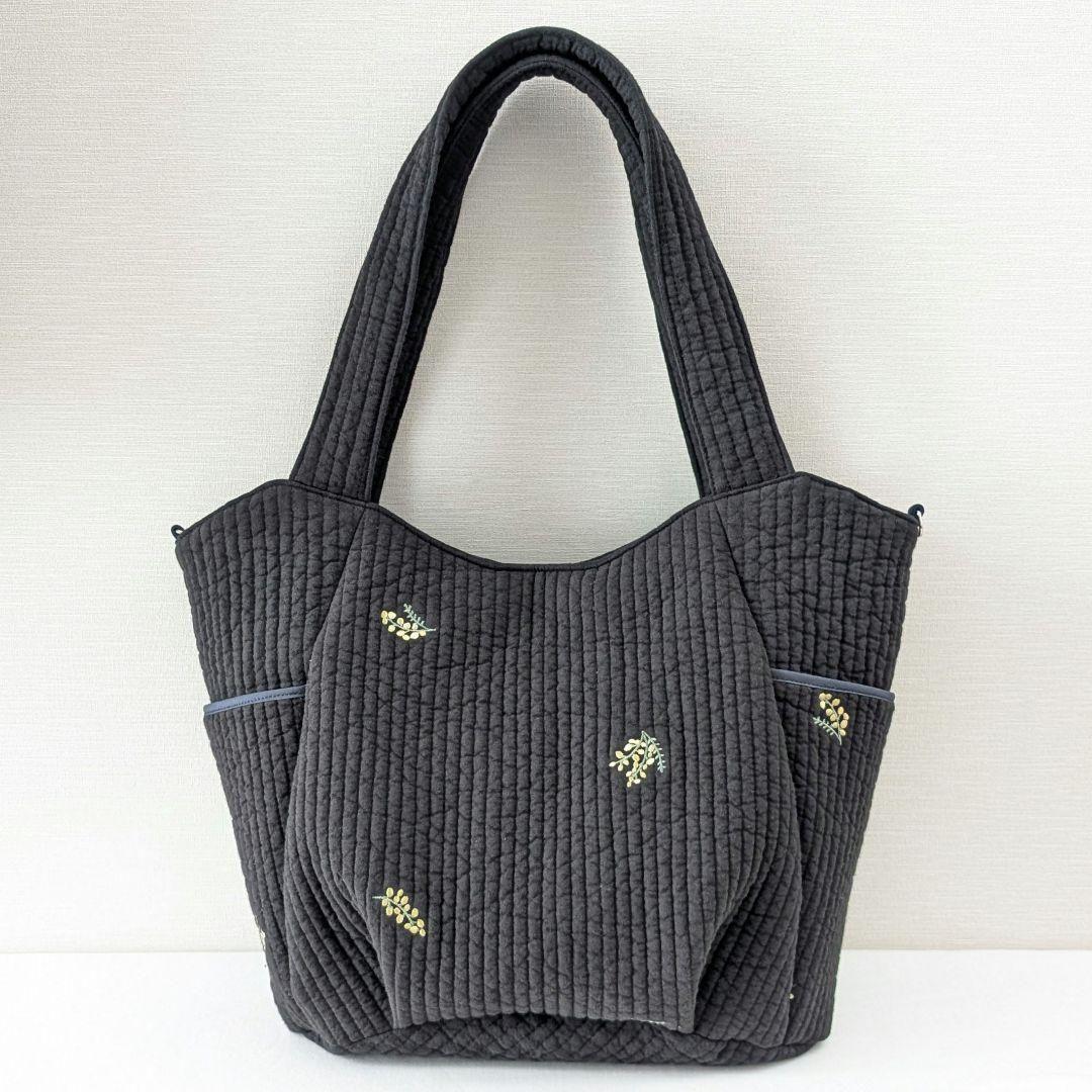 コロンとした　ヌビバッグ　ミモザ刺繍　ポケットたくさん　キーホルダー紐付