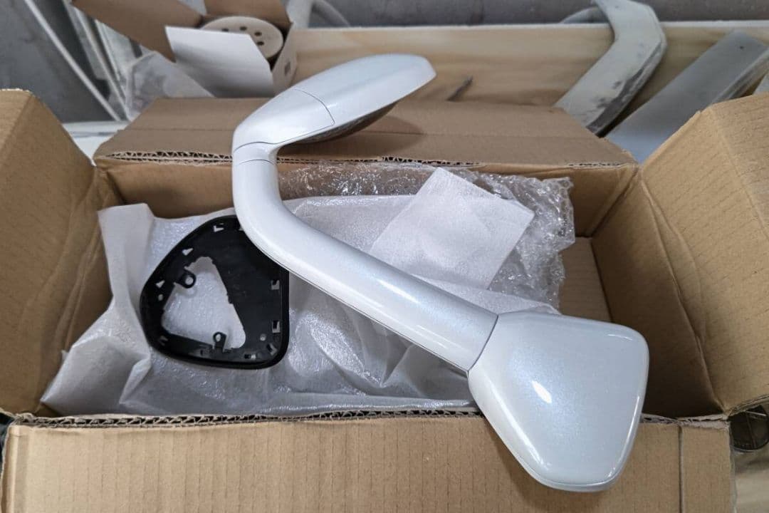 ハイエース200系 純正ガッツミラー美品ベース　ボディ同色塗装070等