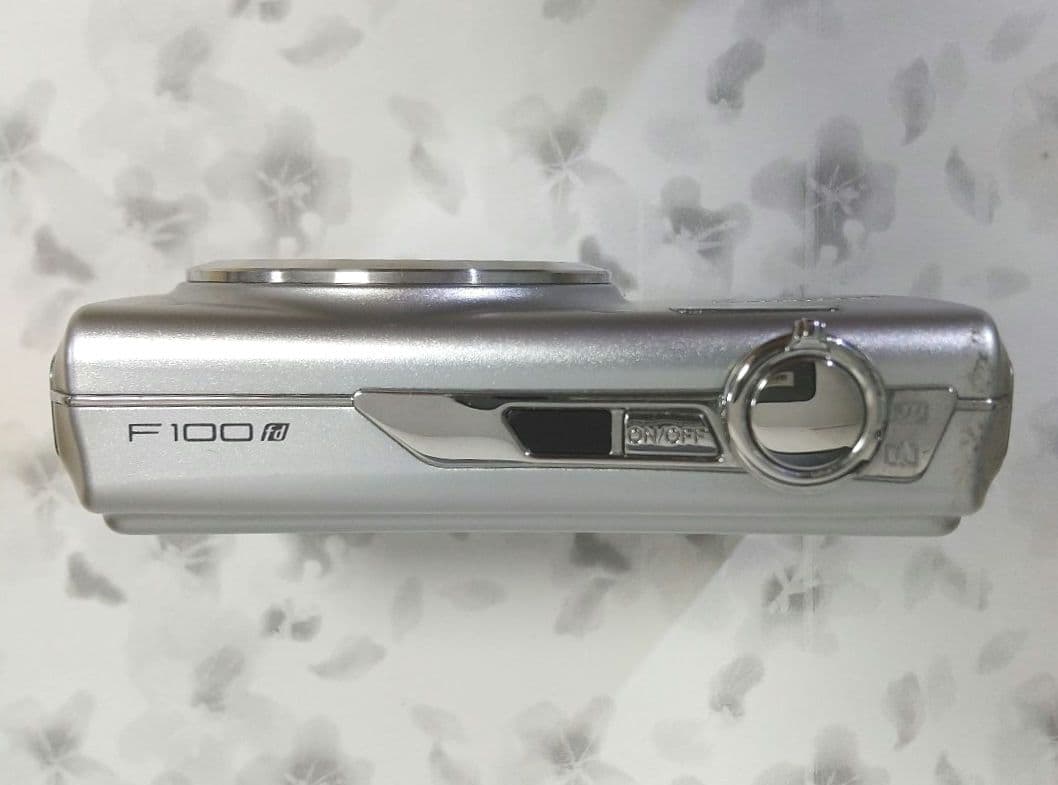 【RS50】FUJIFILM finepix F100fd デジカメ 本体