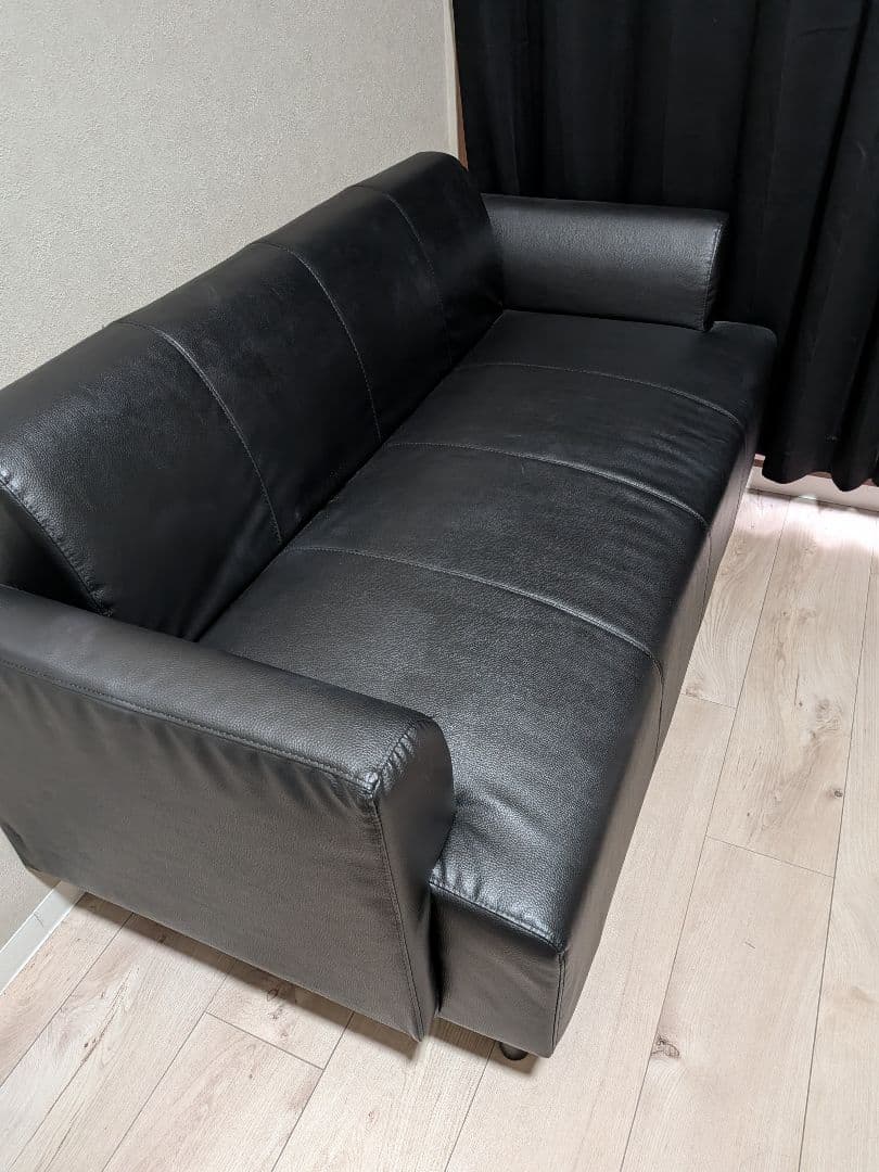 黒い合成皮革 2人掛けソファ