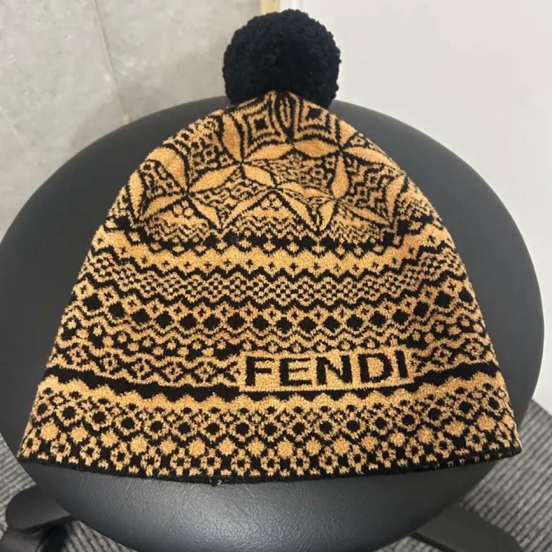 【ほぼ未使用美品】FENDI 幾何学模様 ニット帽 ポンポン付き