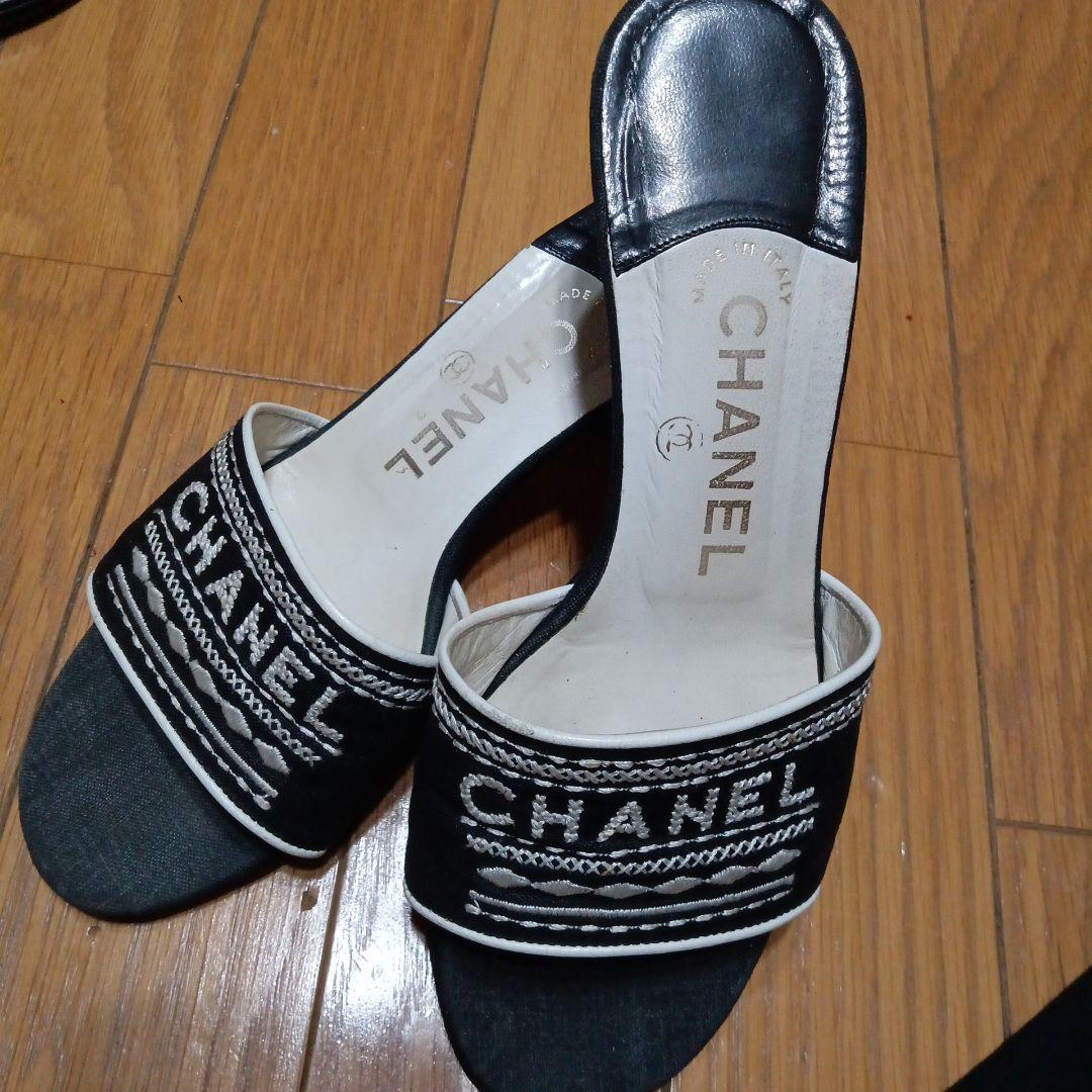 美品CHANEL 黒・白刺繍ゴロ素敵ミュール 221/2〜23㌢36号ヒール5㌢