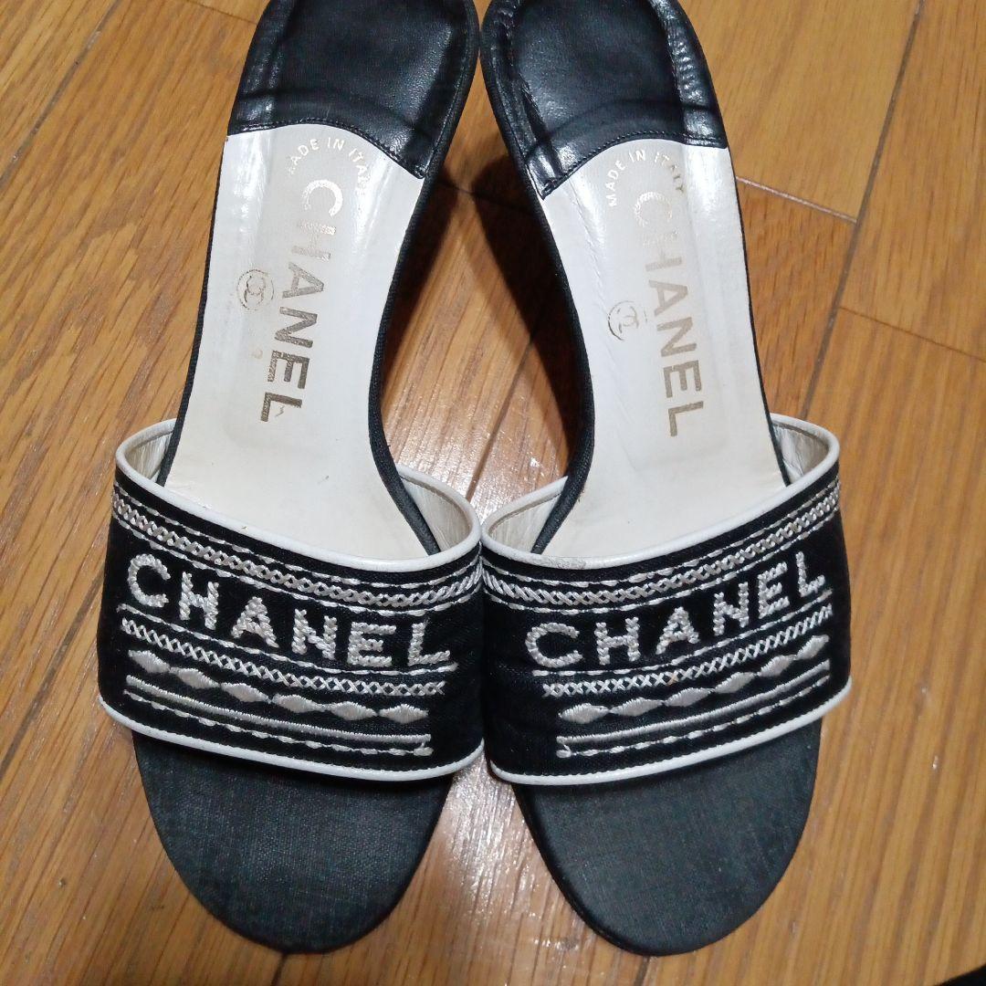 美品CHANEL 黒・白刺繍ゴロ素敵ミュール 221/2〜23㌢36号ヒール5㌢