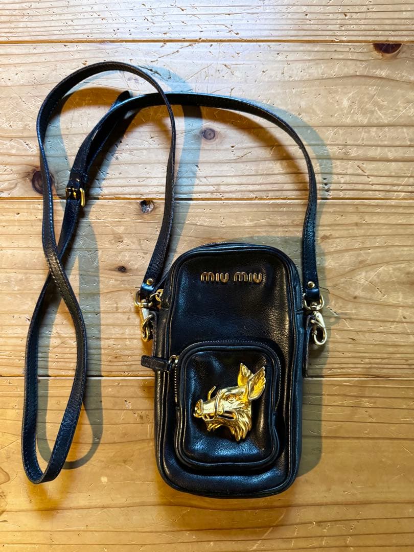 miu miu 黒 レザー バッグ 動物モチーフ
