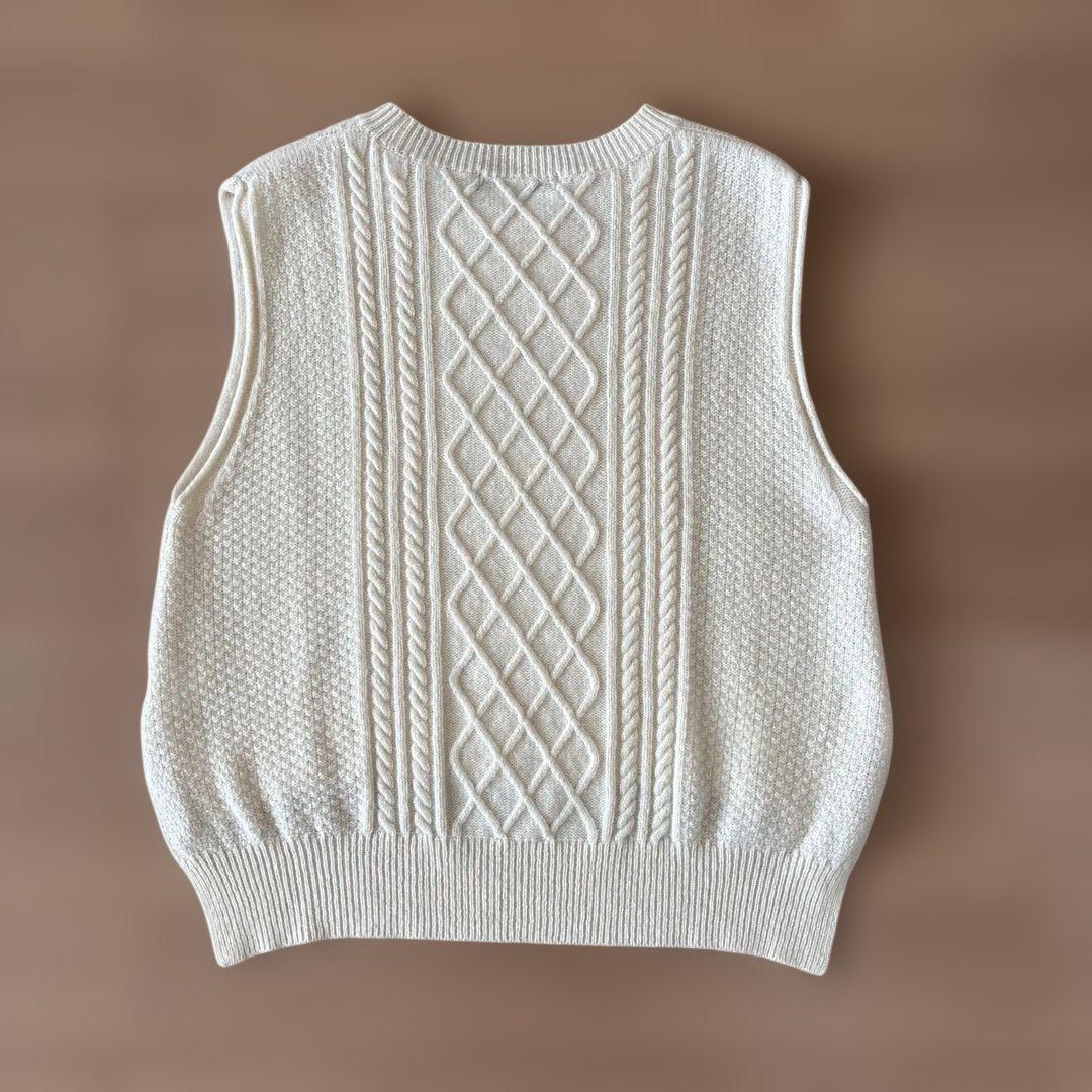 OUR 柔らかウールのニットベスト オフホワイト