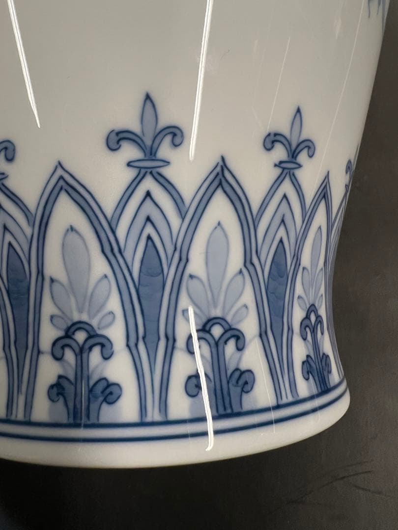 【大倉陶園】手書き 呉須唐草 花瓶 高さ27.5㎝