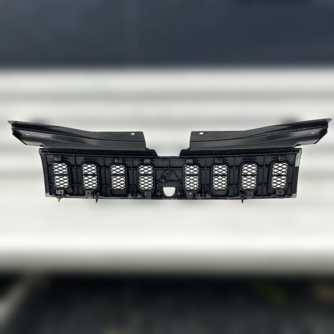 三菱デリカD5MC前純正フロントグリルチッピング塗装ちょっと訳あり品