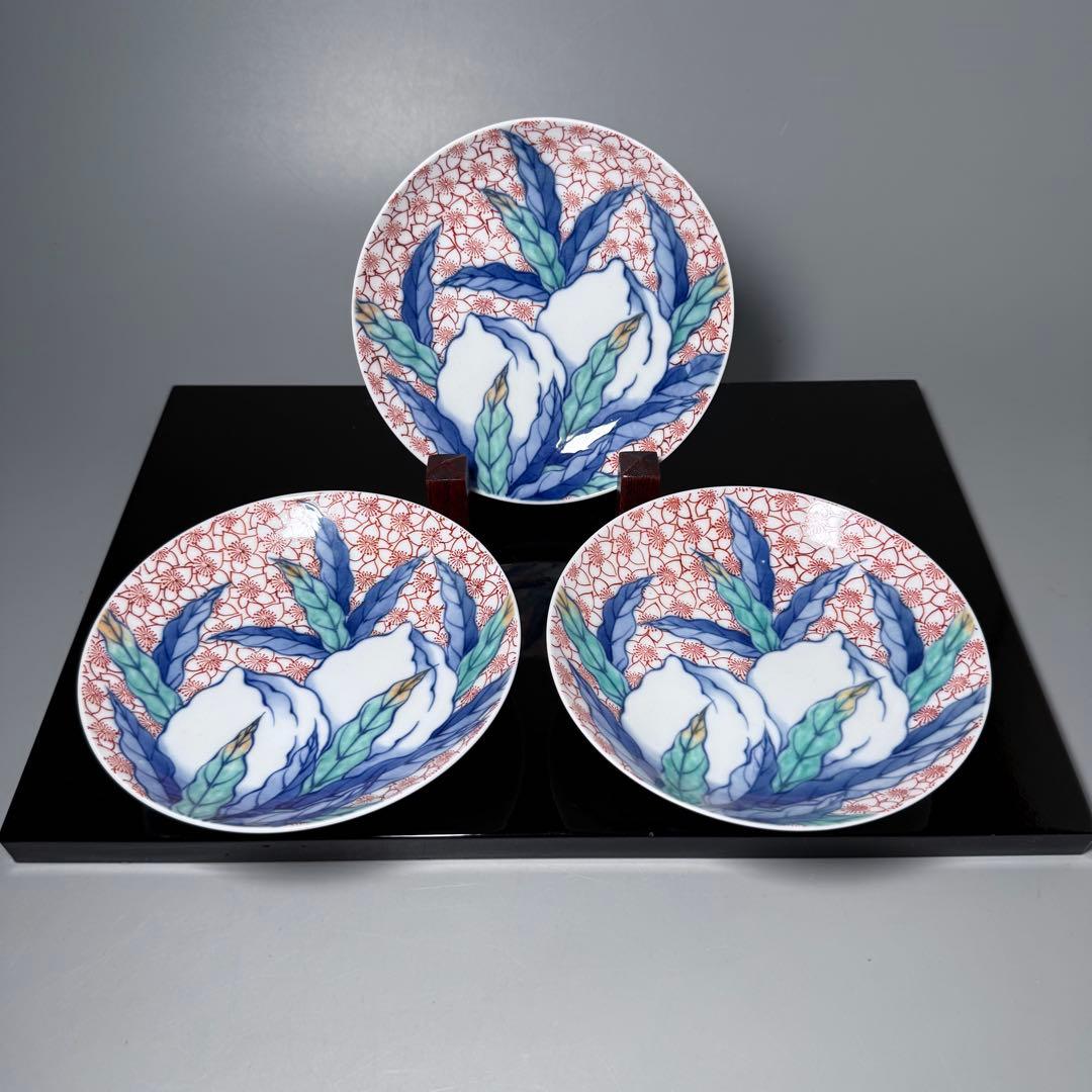 市川光春　鍋島藩御庭焼　色鍋島桜散桃文様高台皿　櫛高台　七宝繋ぎ