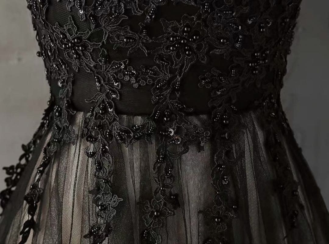 お花のデザインが美しい バックファスナーのイブニングドレス