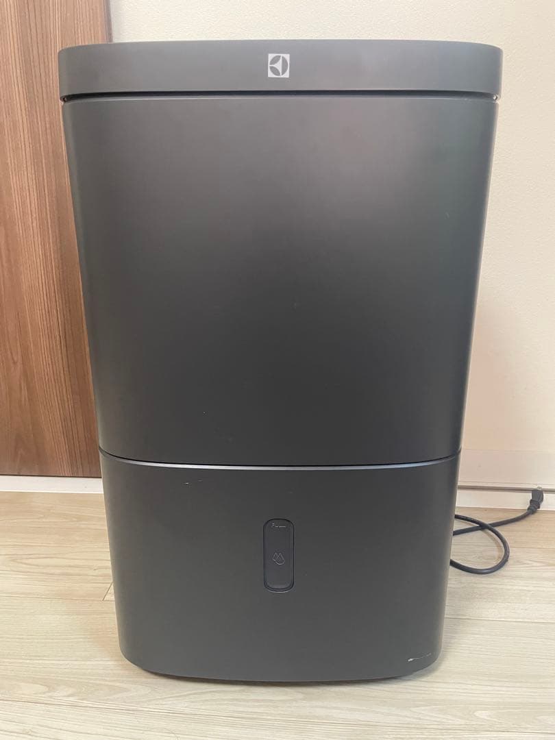 1台2役！Electrolux 除湿機＋空気清浄 2.0L/日 パワフル吸引