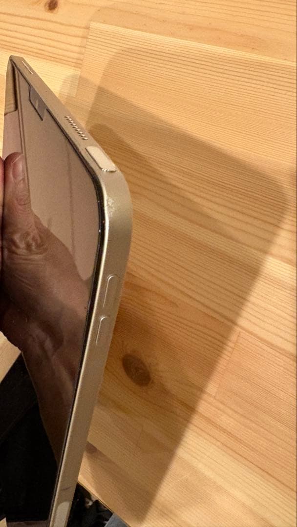 iPad Air（第5世代）本体　（スターライト、64GB、Wi-Fiモデル）