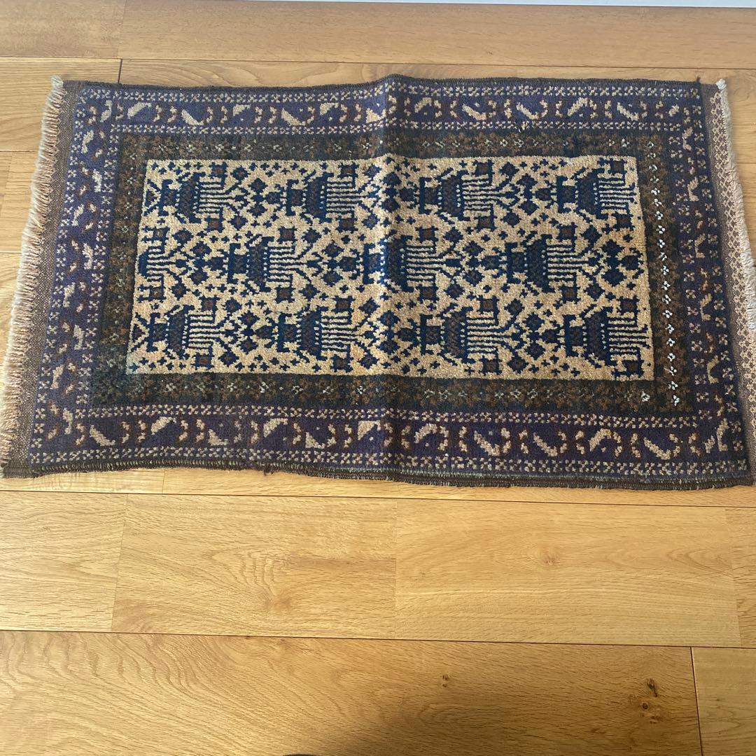 渋い色カラーのスモールラグ