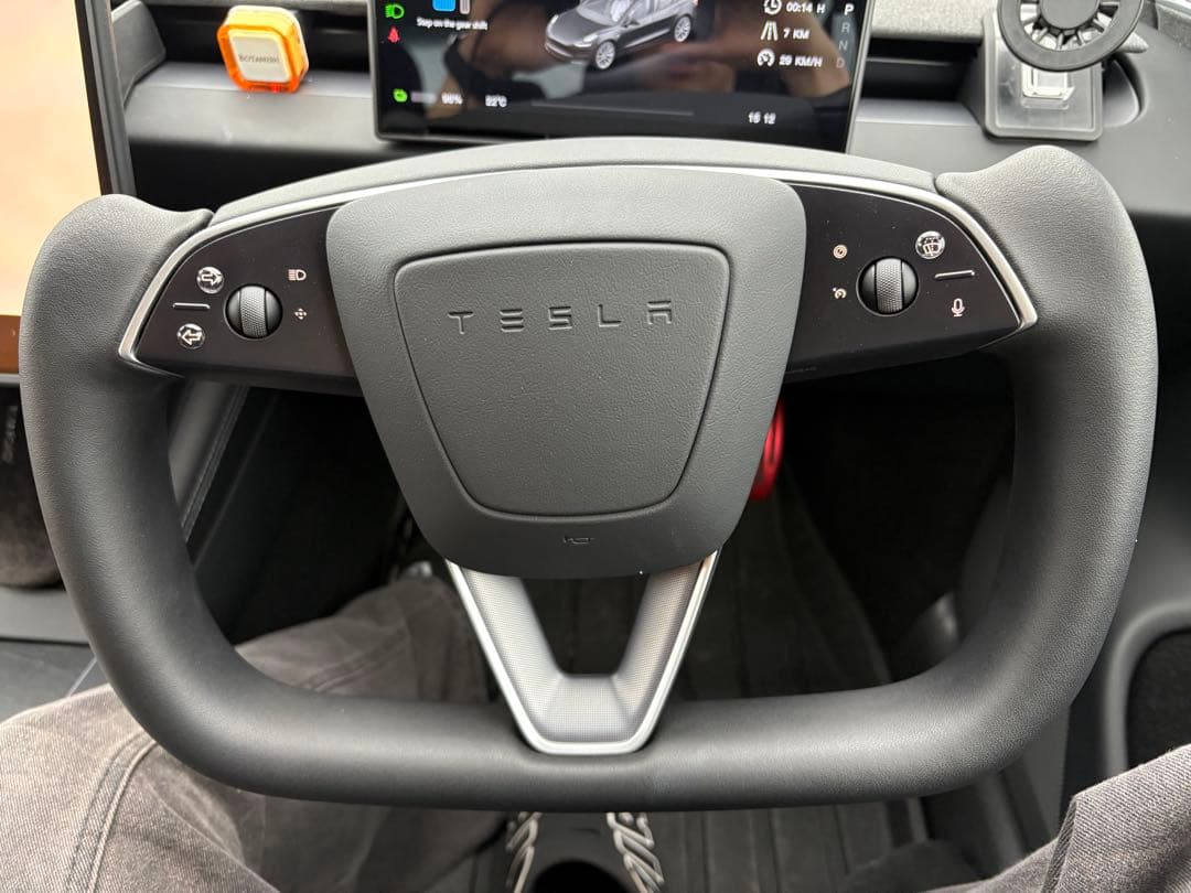 ほぼ新品/未使用テスラ モデル3 ハイランド用 ヨークハンドル(ヒータ付き)