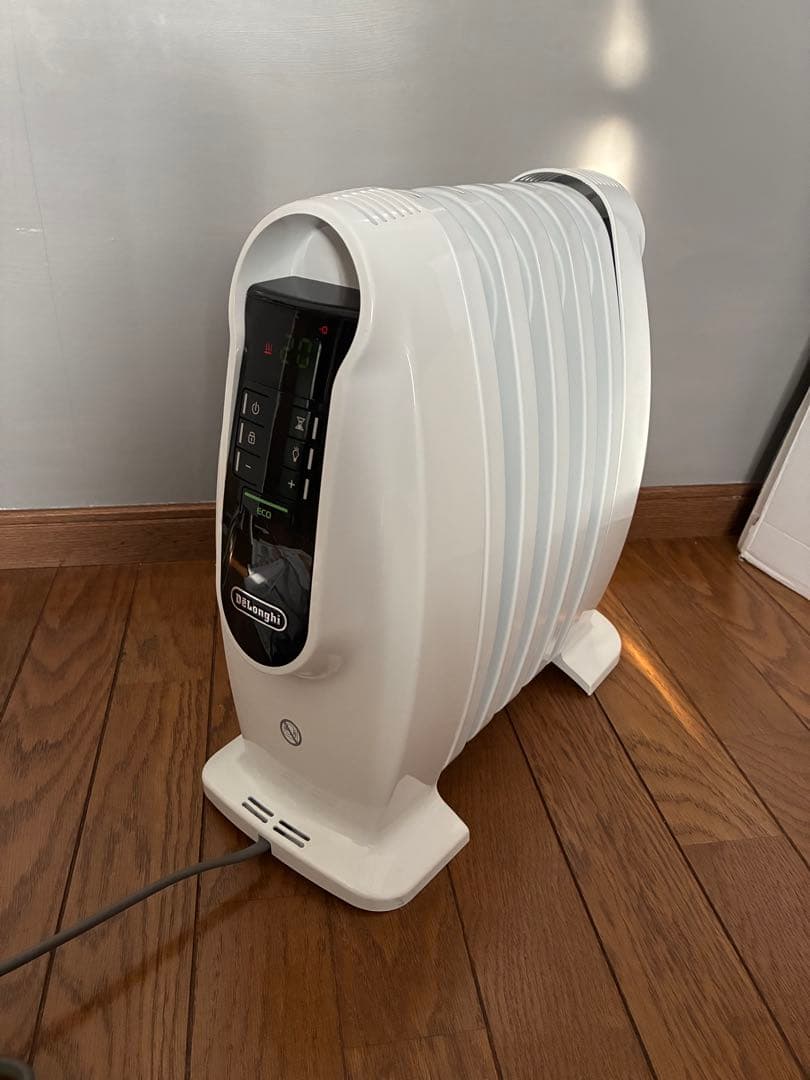 De'Longhi ミニオイルヒーター NJ0505E