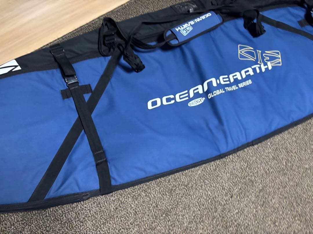 ★送料無料・美品★お洒落　オーシャンアース　サーフボードハードケース　2枚　収納