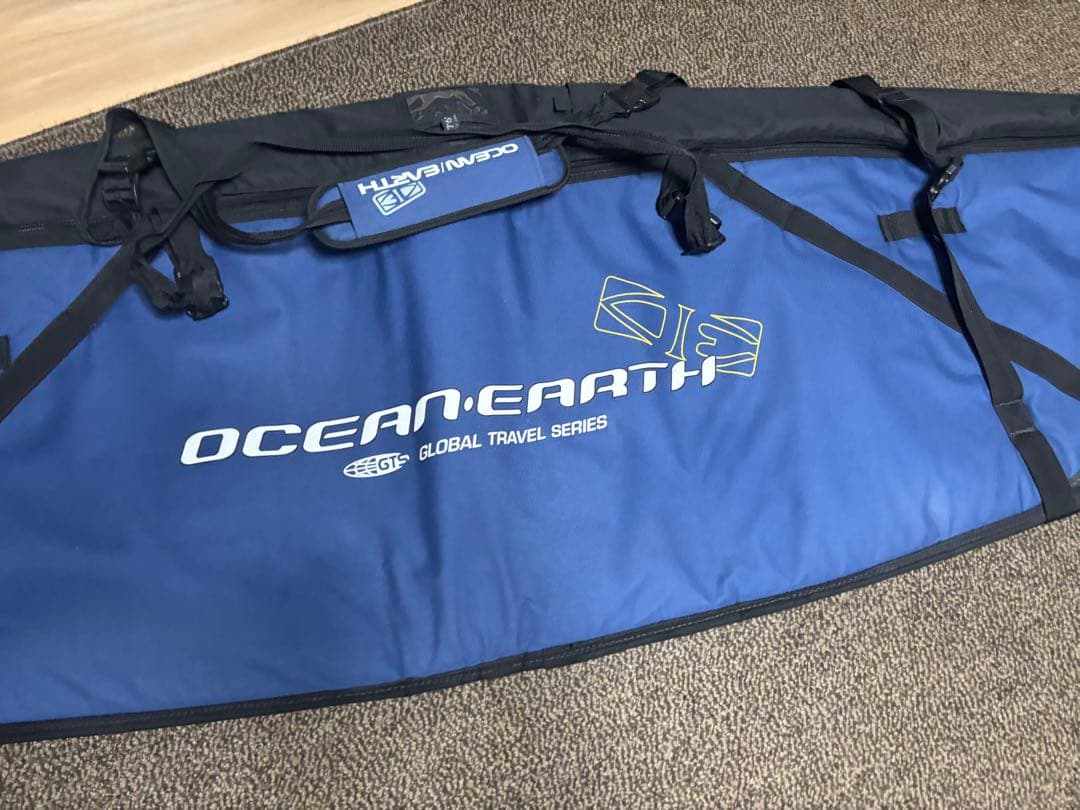 ★送料無料・美品★お洒落　オーシャンアース　サーフボードハードケース　2枚　収納