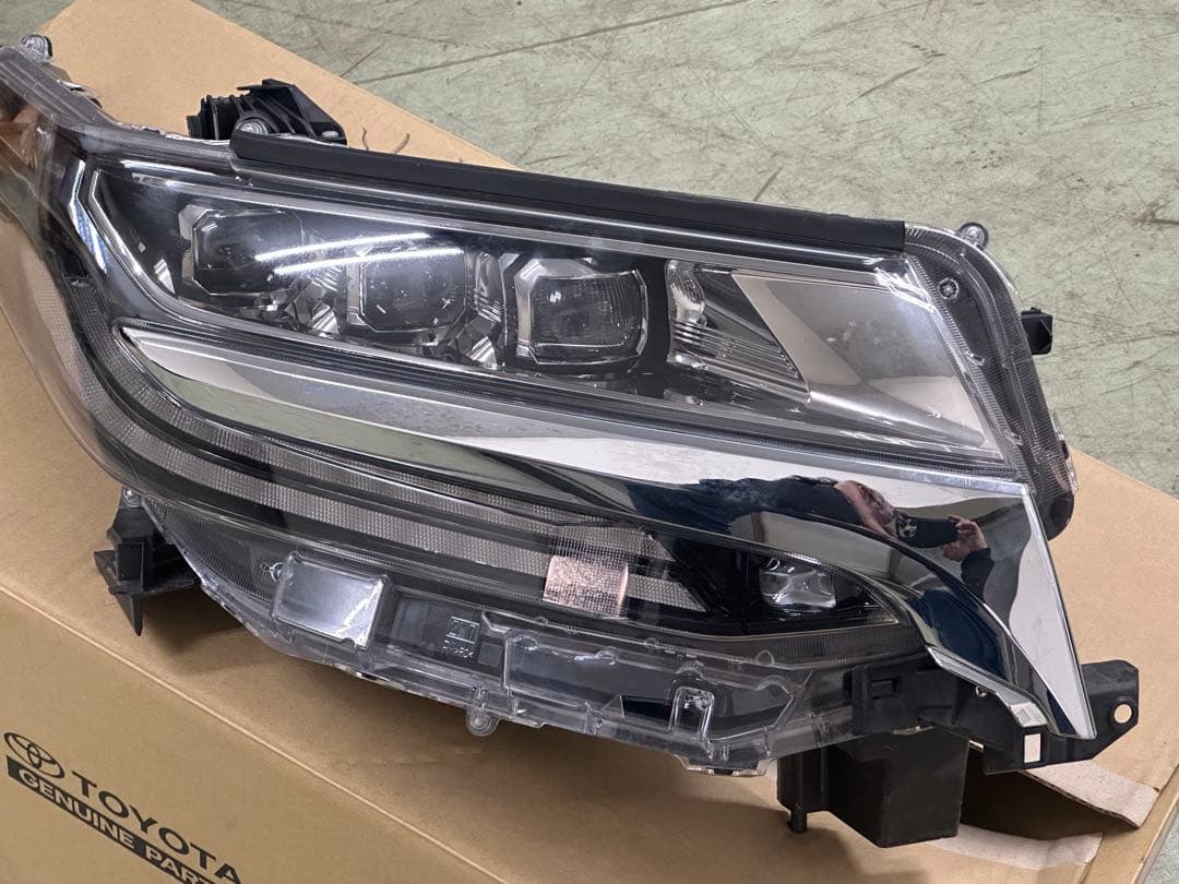 30アルファード 後期　ヘッドライト右　後期　3眼