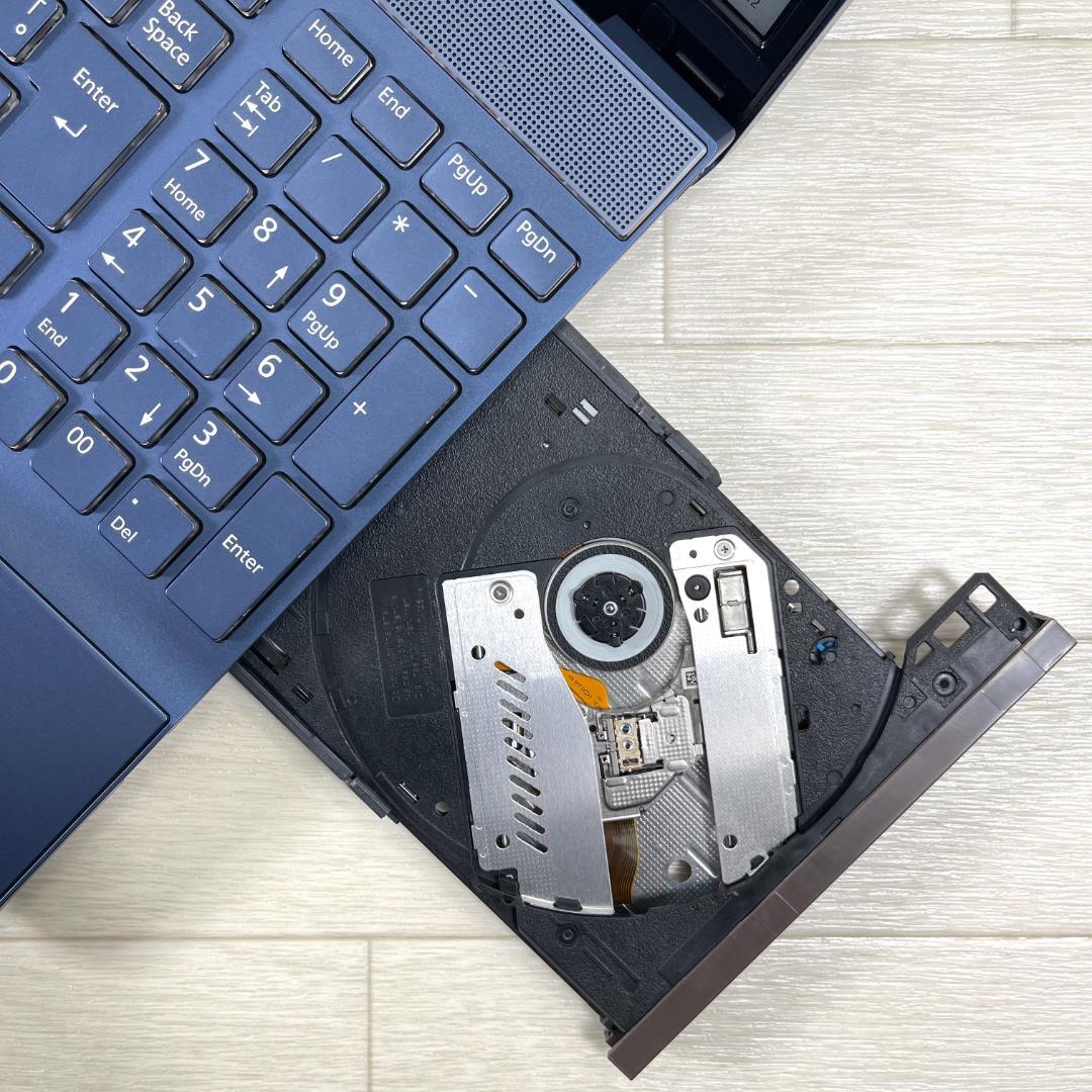 富士通 第8世代i7 新品SSD512＋HDD1T RAM16 ノートパソコン