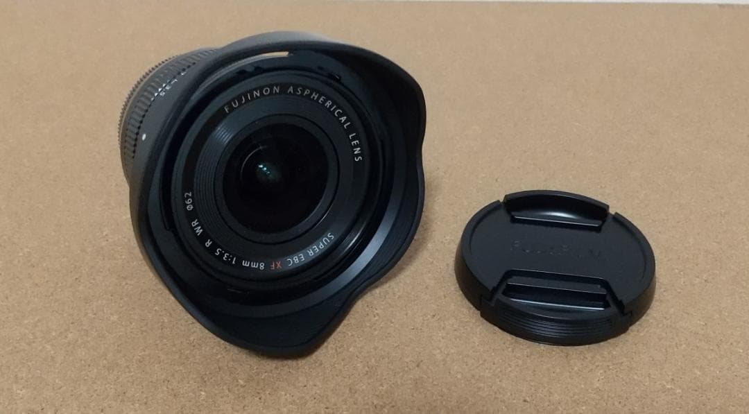 フジフィルム　XF8ｍｍＦ3.5 R WR 大口径広角単焦点レンズ