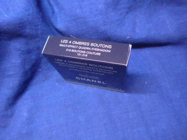 秋の新製品です。シャネル LES 4 OMBRES BOUTONS ／219