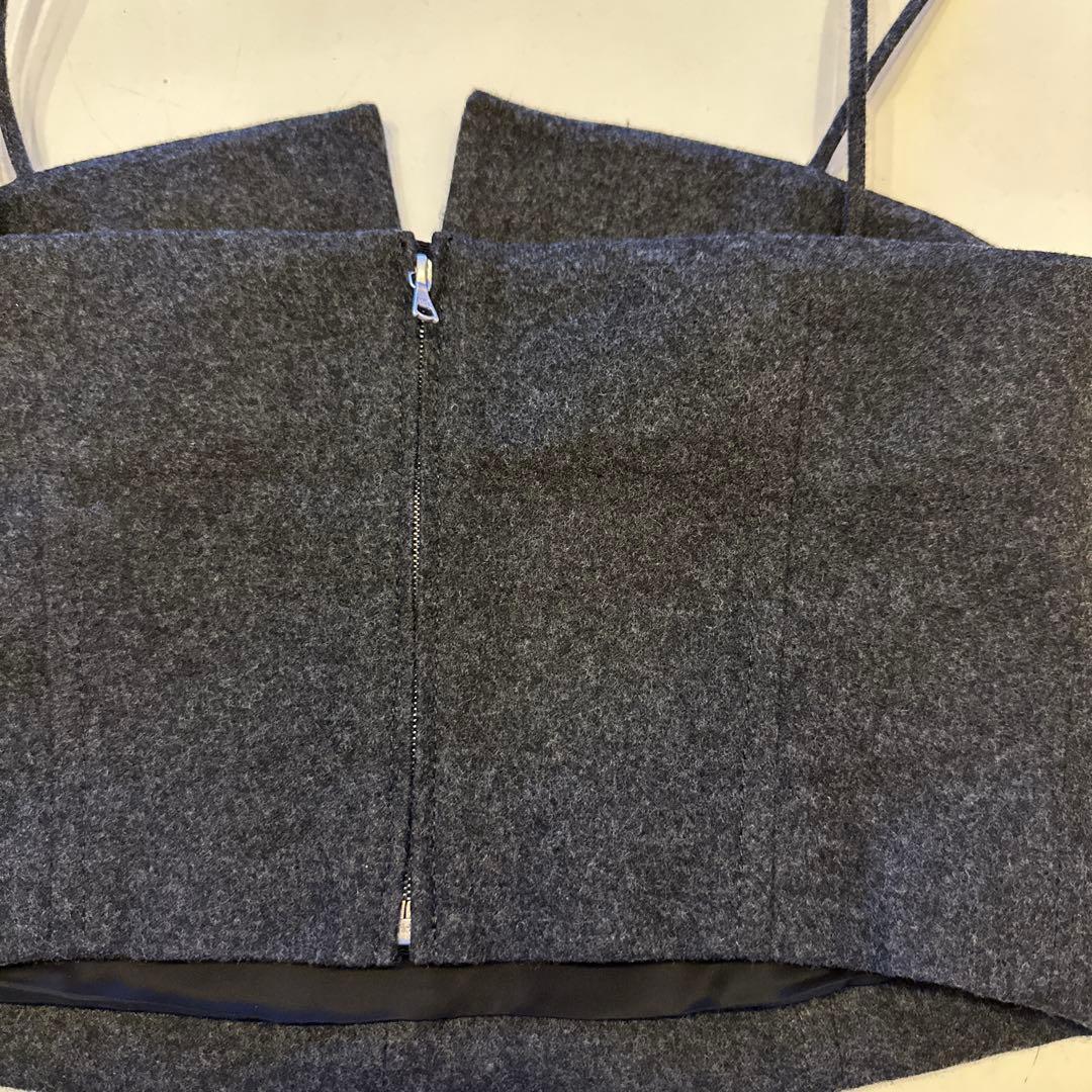 ダークグレー ストラップ付きビスチェ