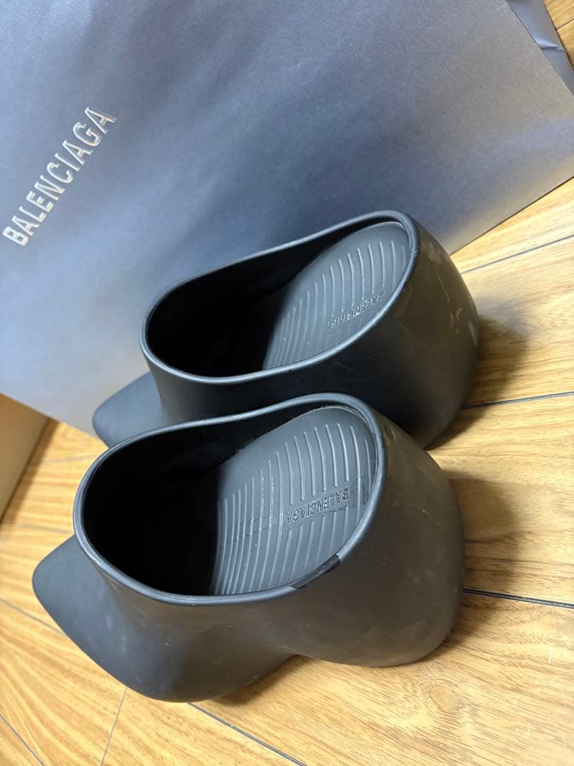BALENCIAGA ブラック ラバーミュール