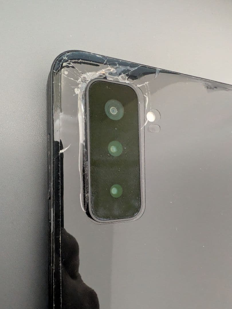 Microsoft Surface Duo2 外装に割れあり