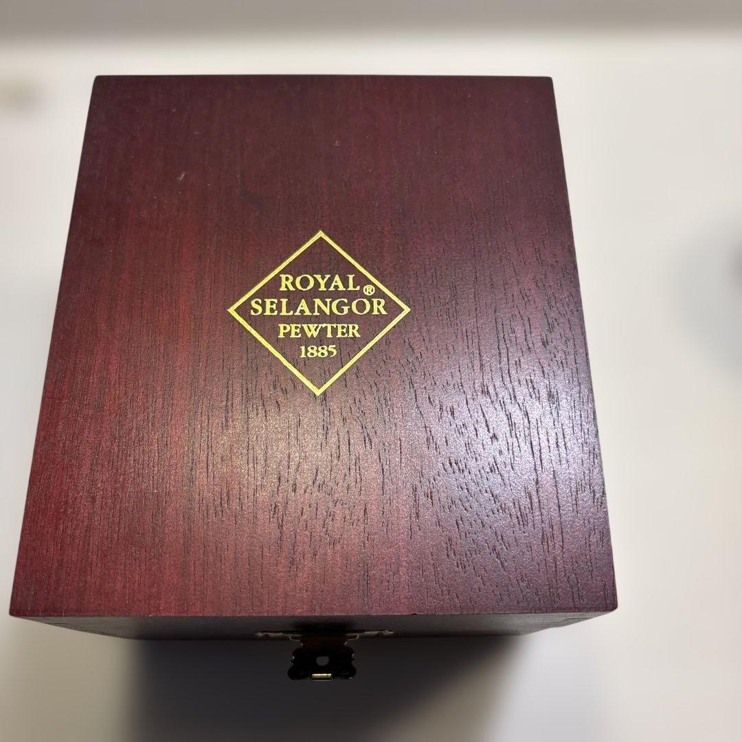 銀色の金属製収納容器