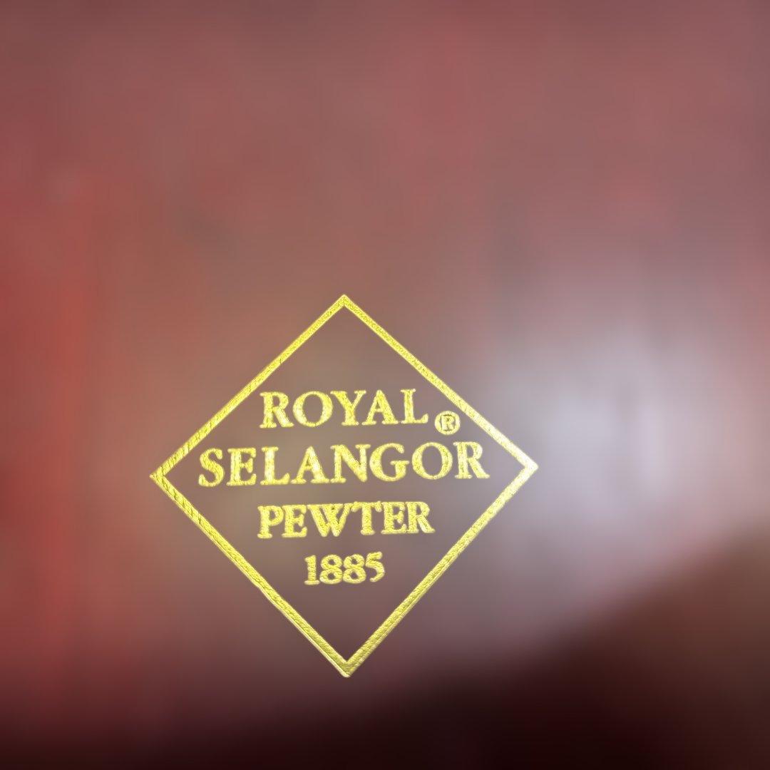 銀色の金属製収納容器