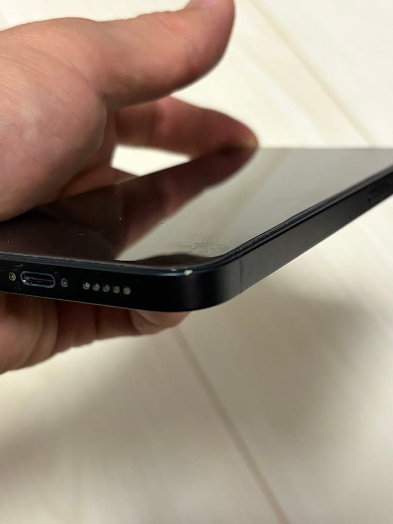 ￼【美品】iPhone13 128G ブラック おまけ付き　ケース付