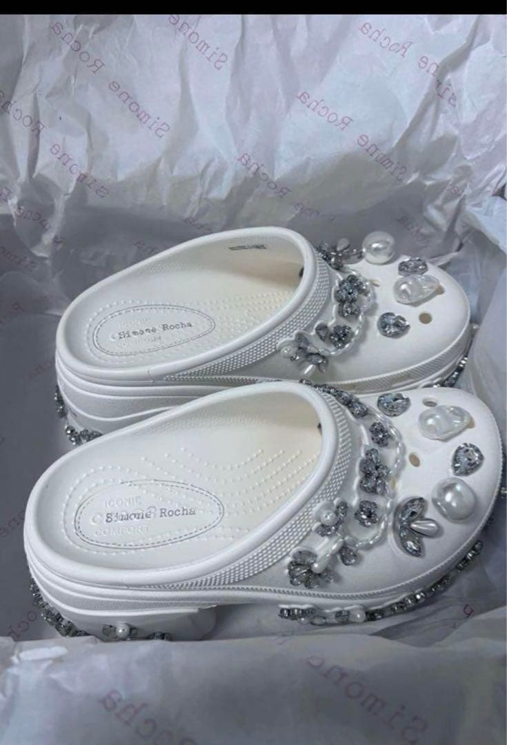 クロックスシモーネロシャ　ホワイトビジューサンダル