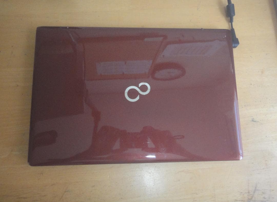 富士通 15.6インチ ノートPC レッド