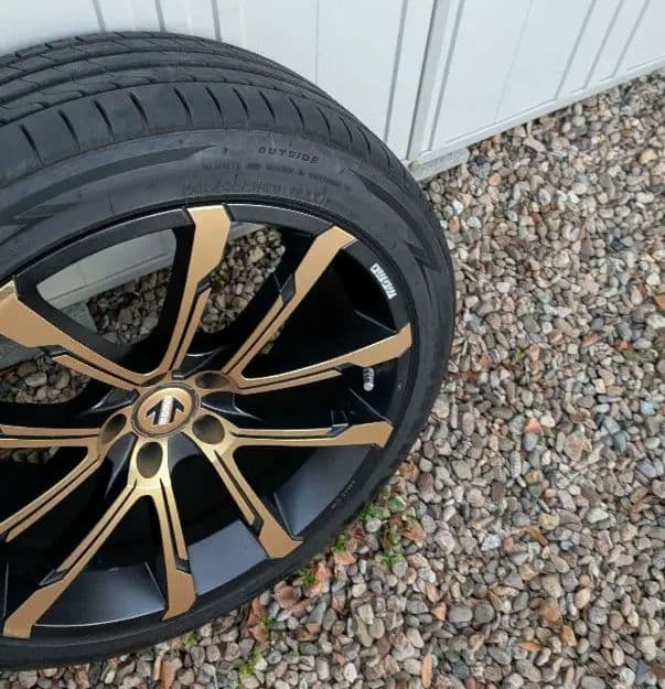 MOMO 20インチタイヤホイール　空気圧センサー付き　タイヤほぼ新品