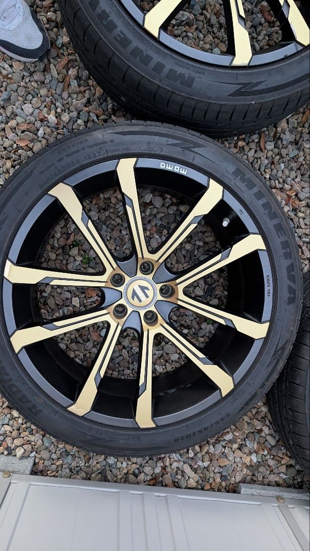 MOMO 20インチタイヤホイール　空気圧センサー付き　タイヤほぼ新品