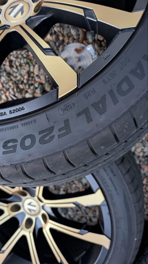 MOMO 20インチタイヤホイール　空気圧センサー付き　タイヤほぼ新品